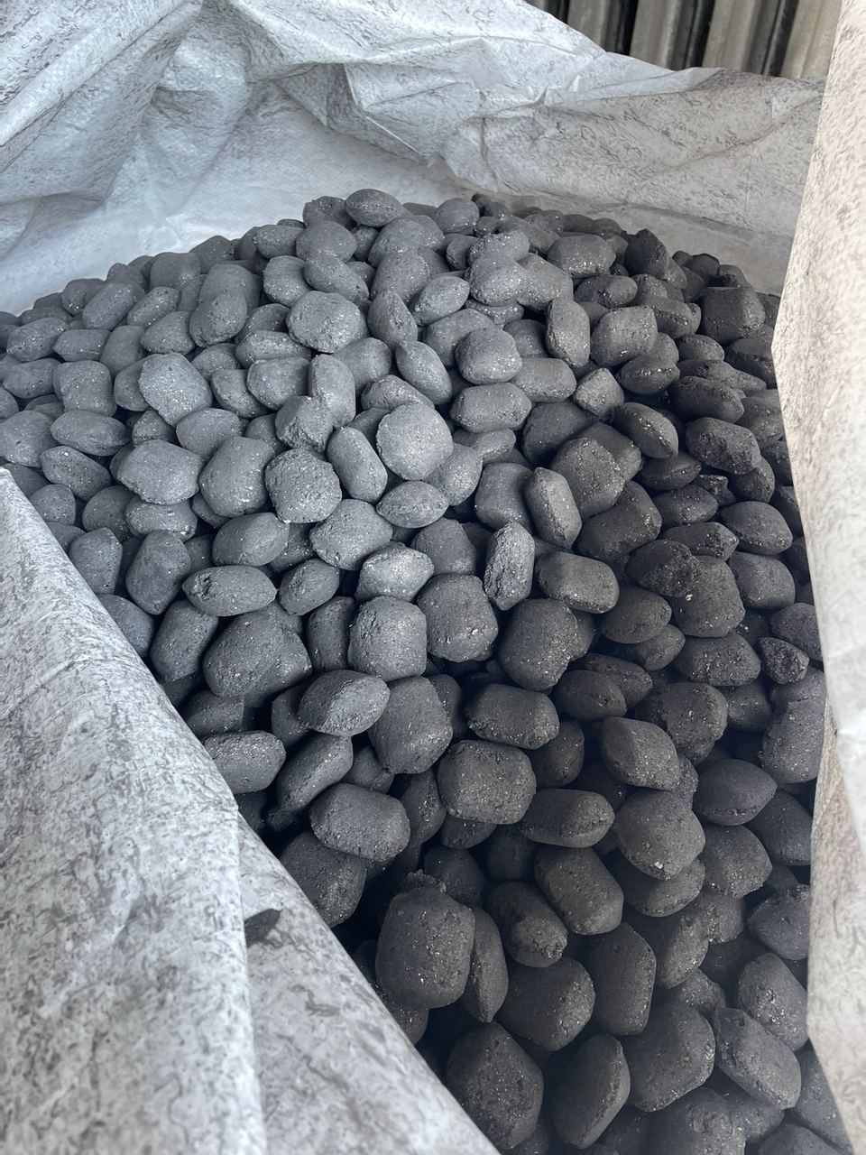 Anthrazit Eierbriketts in einem großen Kunststoffsack, vorbereitet für den Versand.