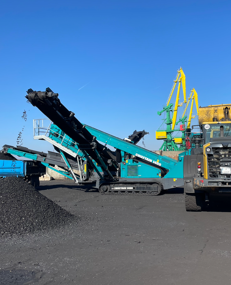 Kohle wird im Hafen entladen, streng kontrolliert von unserem Team.